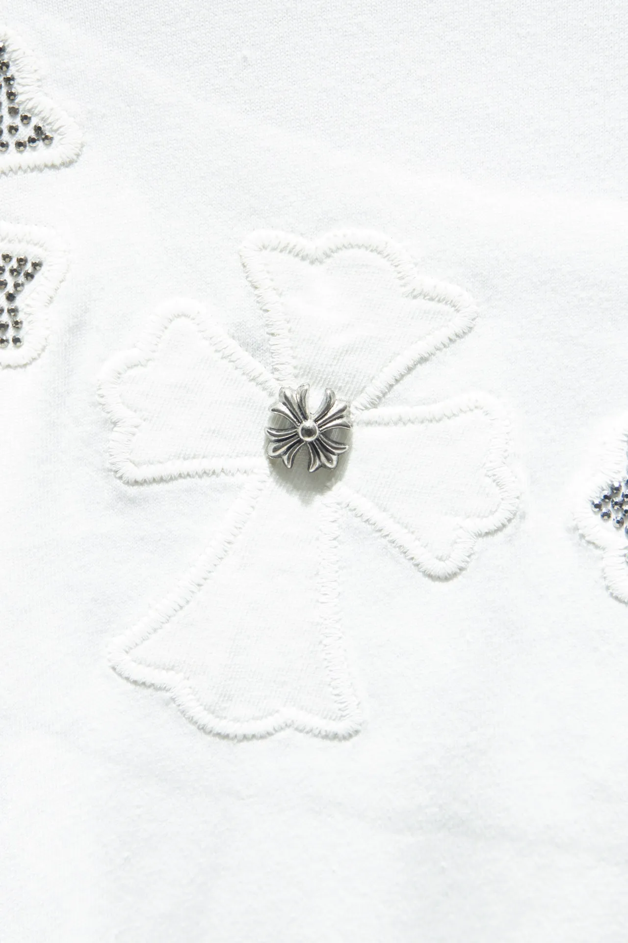 P180 🆕Chrome Hearts os version is really charming and Chrome Hearts is really a must-have. Each season's new version is made to the extreme. It is very practical and can be worn casually. Nice✔️ - ⚠️100% cotton. It is made of 32-count double yarn, 260-gram weight fabric and imported knitted carded cotton. It has moderate thickness, drape and contour, and the upper body is comfortable! ! It is very tolerant to fat body types and can instantly lose five pounds after wearing it!  Specially ordered multiple Austrian rhinestones, which have the bling bling effect of natural crystals under light. They have multi-faceted reflective points. The production cost is extremely high. The laser molding includes a computer engraving machine and a laser machine. The granules are accurate, and are finalized by high-temperature ironing. After ironing, you need to repeatedly test the firmness on the ironing pattern. It can show colorful reflections under the light. The collar webbing extends to the shoulder for reinforcement, and the stitching is reversed at the connection. The hem and cuffs are all made of 0.2mm gauge double-thread lathe. It is carefully produced at a high cost. The attitude of making goods with a magnifying glass restores the quality and effect of the product. The full set of customized accessories only presents every detail to customers. The letters are machine embroidered with imported materials after being adjusted according to the original details. The thickness is moderate. The hardware uses imported hardware accessories. Front panel # Back panel Simple elements # Artistically arranged English letters. Imported Tajima high-density heavy-duty embroidery technology. The font is three-dimensional and full. Handmade elements are added to the body, which greatly increases the interest of the clothing; unique visual effects. After special treatment, a unique effect is formed. An irregular hem is added to the version. This year's Kroxin is the main version. In the past two years, the oversize version has become the focus of the trend and has been a popular staple in the past two years. The change of designers has made this brand an instant hit. The progressive fashion of the times also needs the blood impact of fresh elements and trendy designs in order to continue its glory! It’s stylish both inside and outside, a must-have for high street travel! An absolute "eye-catching style" that can match couples 💏 Color: black and white Size: S M L XL